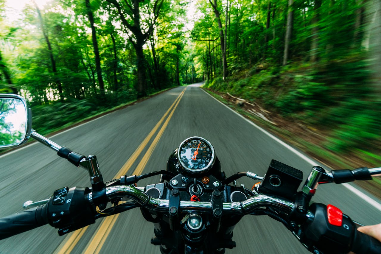 Photo by Kelly : https://www.pexels.com/photo/motor-bike-running-close-up-photography-2519374/
